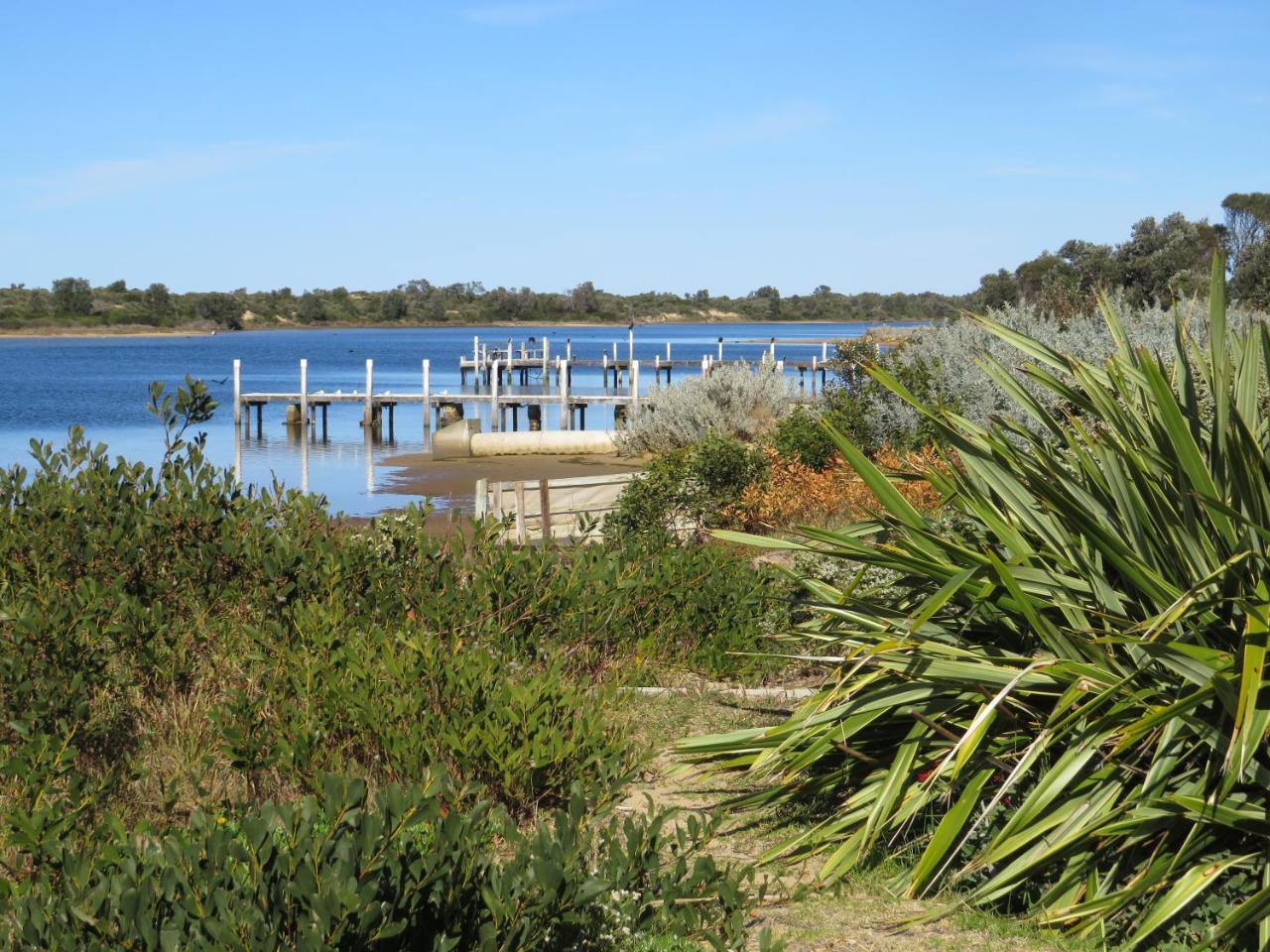 Lakes Entrance Waterfront Cottages With King Beds Eksteriør billede